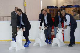 Comerciantes y altos cargos del Ajuntament de Palma, en la pista de hielo