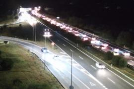 Un coche arrolla a un motorista en la autopista de Inca y se da a la fuga