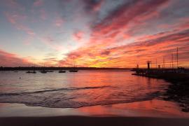 Hermosa imagen de la salida del sol en la Colònia de Sant Jordi