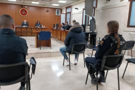 El acusado, custodiado por dos policías nacionales, este viernes en el juicio en la Audiencia de Palma.