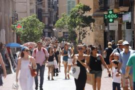 Turistas paseando por el centro de Palma en una imagen de archivo.