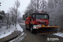 Zaragoza.- Los Bomberos de la DPZ trabajan para evitar la formación de placas de hielo durante el temporal de nieve