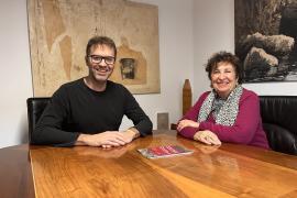 El alcalde Miquel Oliver junto a la psicóloga Anna Miñarro.