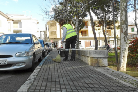 INCA - IMAGEN DE UN OPERARIO DE LIMPIEZA DEL AYUNTAMIENTO DE INCA.