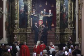 Los sobreposats y los prohoms de la Confraria de la Preciosíssima Sang del Nostre Senyor Jesucrist cargan la imagen.