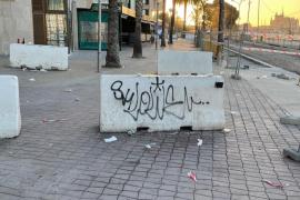 Los vecinos del Paseo Marítimo, hartos de la constante suciedad