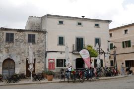 Un hombre ataca a la encargada de una panadería de Sineu, causa destrozos y acaba detenido