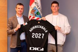 Julen Agirrezabala y el presidente del Athletic, Jon Uriarte.