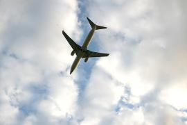 Detenido en un vuelo Londres-Alicante por intentar abrir las puertas del avión y lesionar a un tripulante