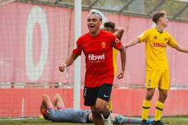Imagen de delantero mallorquín Álex Woiski, citado por la selección argentina sub-20, celebrando un gol con el Mallorca juvenil.