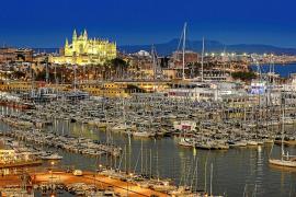 Vista nocturna del Real Club NÃ¡utico de Palma con la Catedral de Mallorca al fondo.