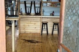 Un hombre entra a robar en una cafetería de Palma y se queda dormido en el baño con una botella de vino