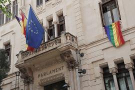 Bandera LGTBI en el Parlament
