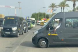 La protesta de los minibuses provoca un gran atasco en la zona de llegadas del aeropuerto de Palma