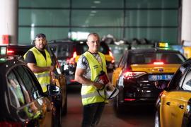 700 taxis protestan en el Aeropuerto de Barcelona por las "colas" de viajeros por falta de personal