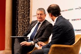 Sanz no se pronuncia sobre la remodelación del Gobierno andaluz: "Le doy el teléfono del presidente para que lo llame"