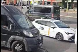 Mobilitat responsabiliza a «los minibuses que realizan captación ilegal» del gran atasco en el aeropuerto de Palma