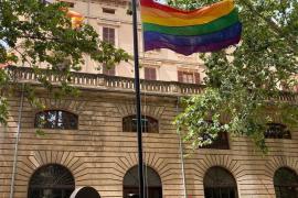 El Consell de Mallorca coloca la bandera LGTBI en sus edificios