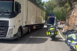 Heridos los dos ocupantes de una motocicleta, una grave, al volcar en la N-330, en Villel (Teruel).