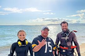 Caro y Giorgio junto a un cliente feliz.