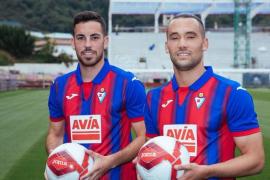 Quique González, a la derecha, en su presentación como jugador del Eibar hace varios años.