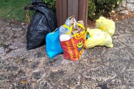 Los vecinos dejan las basuras al lado de las papeleras.