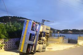 Un camión vuelca al partirse una pata hidráulica cuando descargaba material en el Port d'Andratx