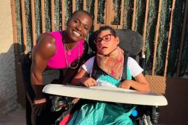 Shella y su hija Anahí, con parálisis cerebral.