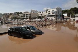 Varios vehículos quedaron atrapados por las inundaciones en el puente de es Riuet en Porto Cristo