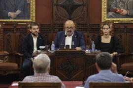 El alcalde, Jaime Martínez, en el centro, flanqueado por los regidores Javier Bonet y Lourdes Roca.