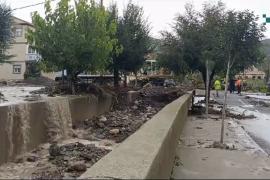 Temporal.- Bomberos de la DPT limpian y achican agua en las calles de la localidad de Libros tras desbordarse el Turia
