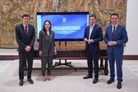 La presidenta del Parlamento Vasco recibe el Proyecto de Ley de Presupuestos para la CAPV para el año 2025 a manos del lehendaka