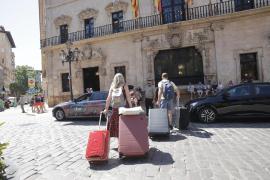 Una familia de turistas, en la plaza de Cort de Palma.