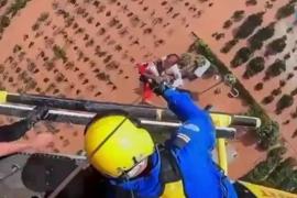 Los bomberos de Alicante lograron rescatar a una mujer y a su hijo de sólo 1 año.