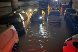Temporal.- Atrapada en la V-30 y refugiada seis horas en un camión: "Sentimos que estábamos solos y nadie podía ayudar"