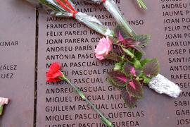 Ofrendas de flores este jueves en el Muro de la Memoria del cementerio de Palma