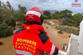 Un bombero en una intervención en Castellón