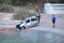 Una grúa retira el vehículo que cayó al mar junto a El Mago