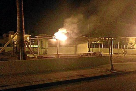 Arde una sombrilla del chiringuito particular de Son Serra, que está a punto de abrir