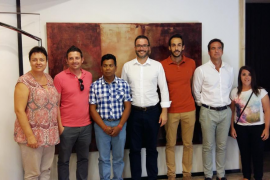 Hila recibe a los socorristas y el médico que salvaron una vida en Son Hugo