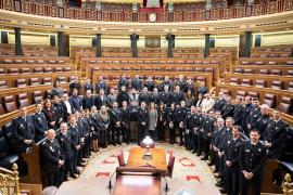 Foto de familia de numerosos representantes de todo el país en materia de agentes tutores junto a la Presidenta del Congreso, Francina Armengol.