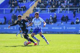 Gallar, presionado por un jugador del Alcoyano.