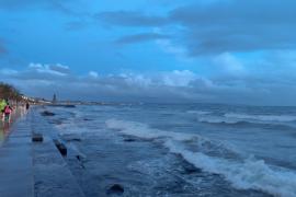 La lluvia y las nubes se han instalado en Mallorca, pero no impiden a los deportistas salir a correr.