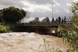 Varios evacuados en barriadas de Santa Águeda y Santa Amalia, aislados por crecida del Guadalhorce