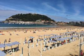 Ayuntamiento de San Sebastián asume la orden de Costas para eliminar un tercio de los toldos de la playa de La Concha