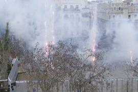 Fallas.- Pirotecnia Mediterráneo vence a la lluvia y logra salvar una intensa y prolongada 'mascletà'