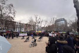 Cientos de personas se manifiestan frente al Supremo para pedir a Ayuso "justicia" por los fallecidos en las residencias