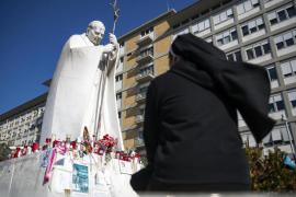 El Papa durmió sin máscara de oxígeno la pasada noche en el hospital