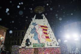 Fallas.- El manto de la 'Geperudeta' homenajea a los afectados por la dana y recuerda a los fallecidos