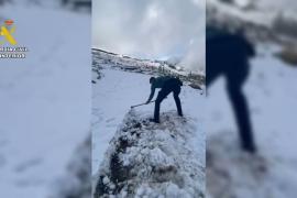 Almería.-Sucesos.- Rescatan a dos adultos y dos bebés de tres y 18 meses atrapados por la nieve en un paraje de Laujar